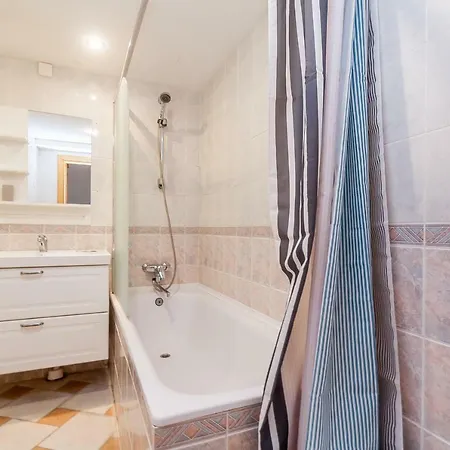 With 3 Bedrooms In Old Town By Urban Rent *