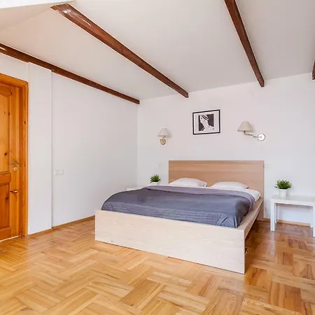 With 3 Bedrooms In Old Town By Urban Rent Apartment